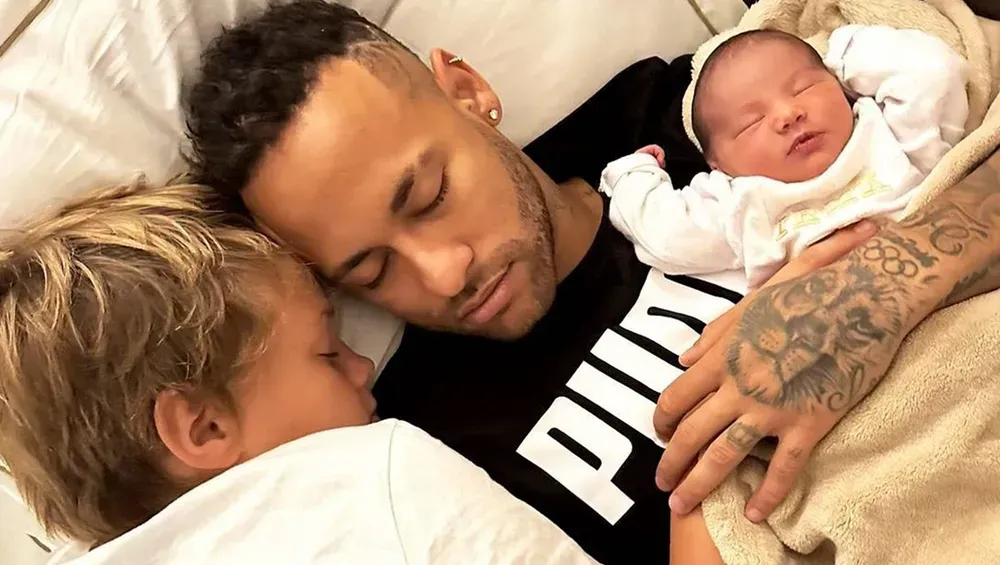 Carol Dantas, a mãe do primeiro filho de Neymar, surge com a pequena Mavie – Foto: Instagram/Reprodução