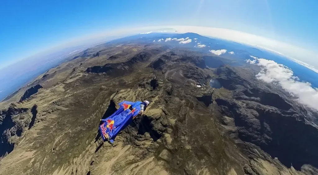Más de 5.490 metros y una velocidad que alcanzó los 230 Km/h fueron parte de esta nueva aventura para el expiloto de la FACH. Foto: Red Bull Content Pool.