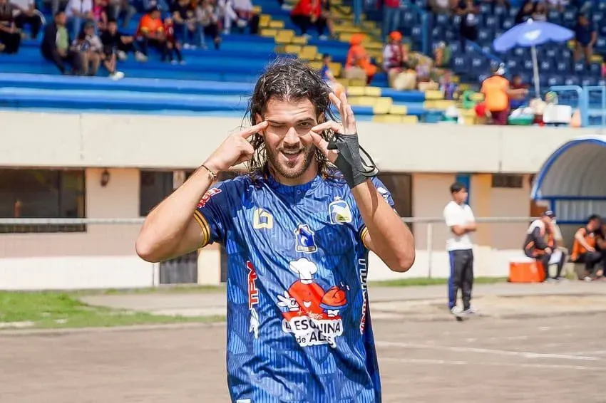 Facundo Castelli estuvo muy cerca de llegar a ser jugador de Mushuc Runa en este 2024. (Foto: @Delfin)