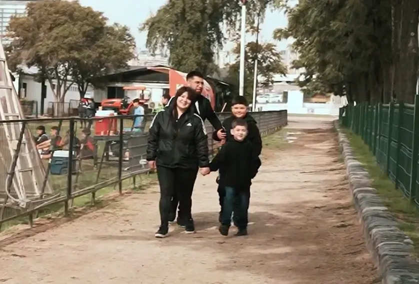Joaquín y su familia camino a conocer al plantel de Colo Colo. | Imagen: Captura CCTV.