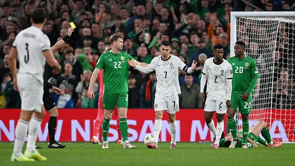 Cristiano Ronaldo recebe cartão contra a Irlanda. Foto: Charles McQuillan/Getty Images
