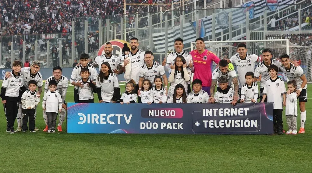 La foto que se sacó Colo Colo con los niños en la cancha