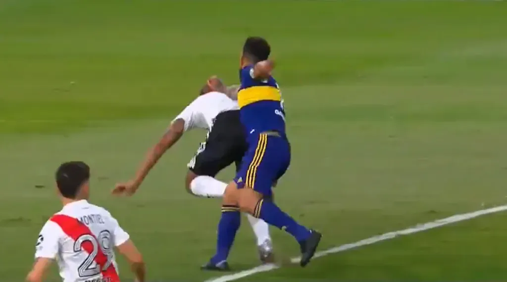 El movimiento previo de Tevez antes de convertir su último gol ante River.