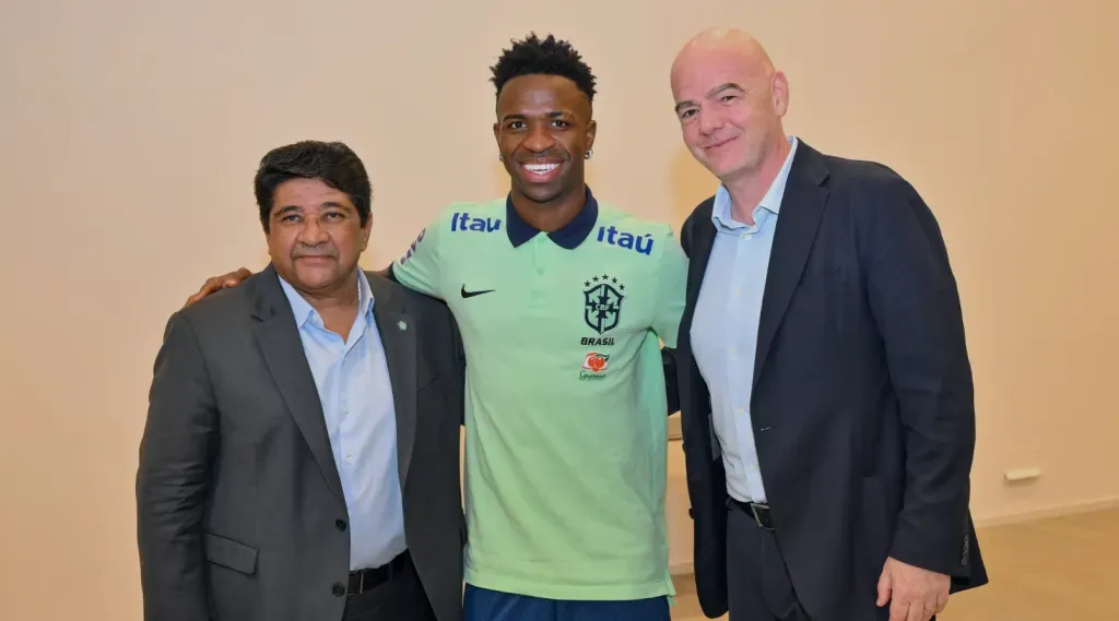 Gianni Infantino junto a Ednaldo Rodrigues, presidente de la CBF, y Vinícius Júnior. FIFA.com