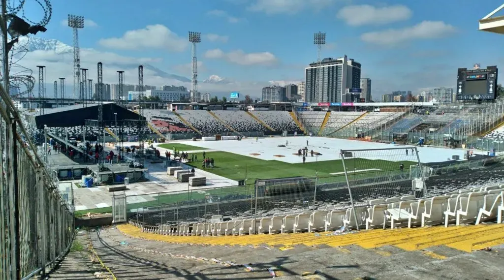 En el Monumental ya se trabaja en retirar el escenario tras el concierto de Bruno Mars. Se espera que el césped esté en óptimos condiciones para recibir a la selección chilena. | Foto: Sintonía Alba.