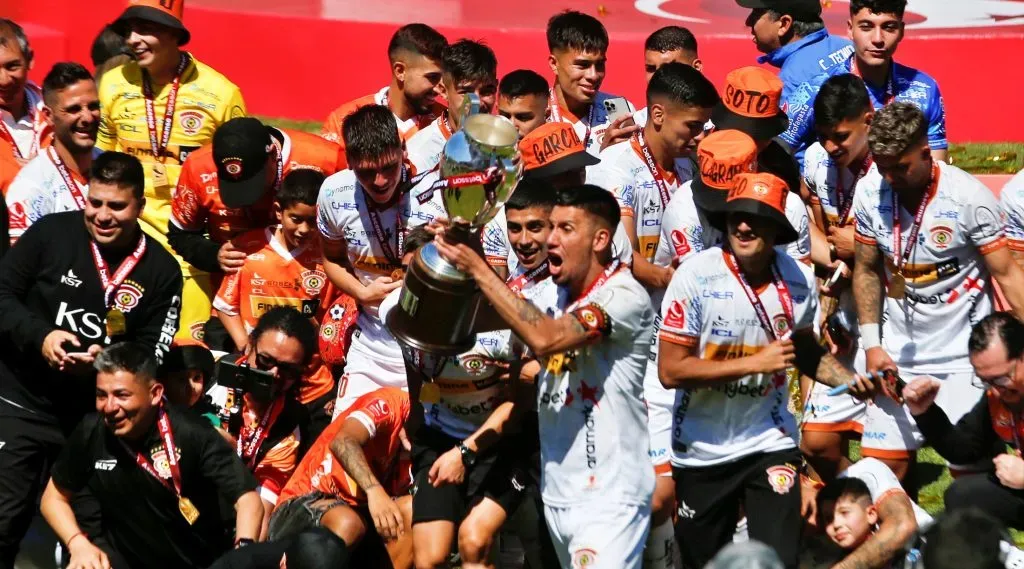 Cobreloa logró de manera agónica el título de la Primera B, sellando su regreso al fútbol de honor en Chile. | Foto: Photosport.