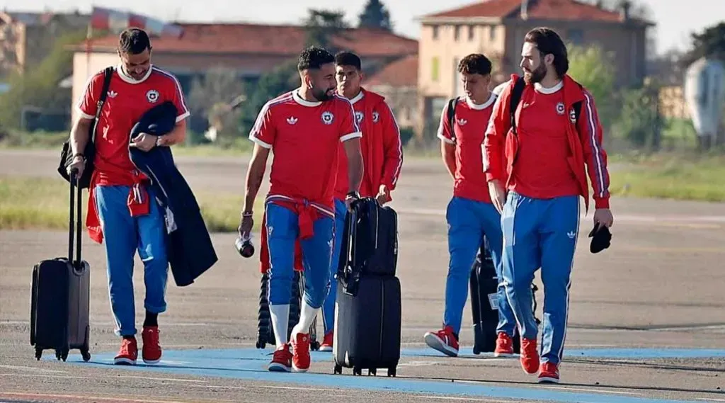 Ben Brereton está recibiendo la ayuda de sus compañeros en la selección chilena. | Foto: ANFP.