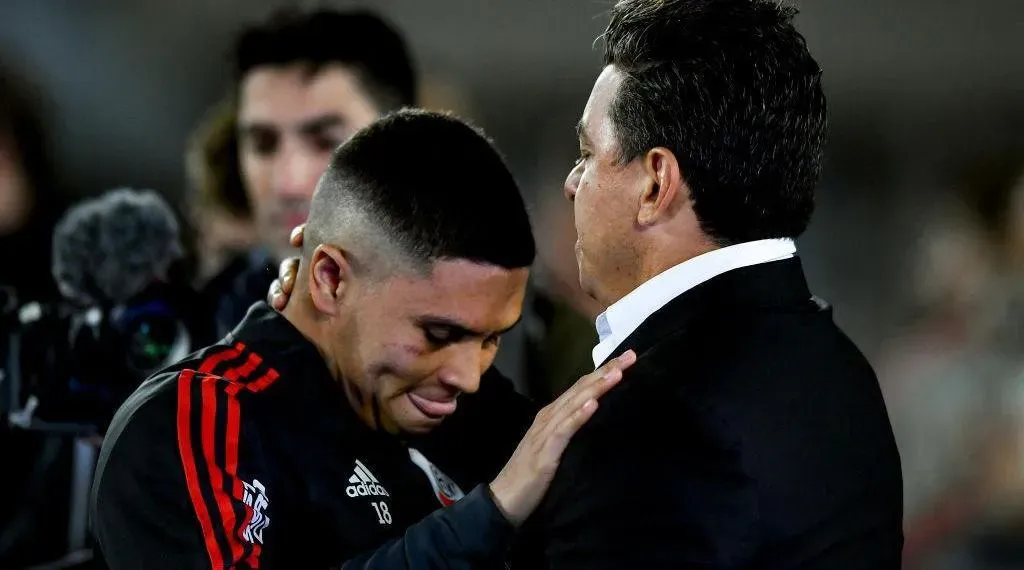 El Muñeco y Juanfer, fundidos en un abrazo: así fue la despedida de ambos en el Monumental (Foto: LPM)