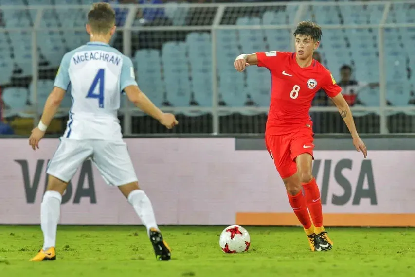 Maximiliano Guerrero en acción durante la goleada por 4-0 que la Roja sufrió ante Inglaterra. Fue el único partido de Maxi en el Mundial Sub 17 de India 2017. (Captura Instagram).