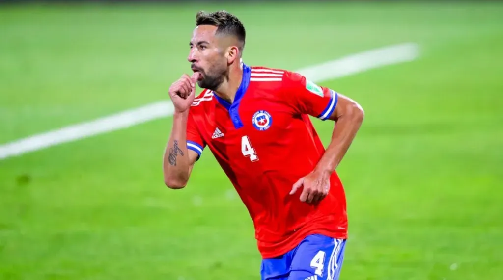 Mauricio Isla a detalles de ser nuevo jugador de Colo Colo. | Imagen: Photosport.