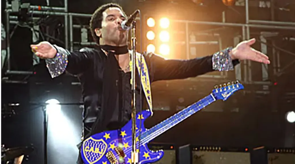 La inrecíble guitarra de Boca que usó Lenny Kravitz en su concierto de 2005. (Archivo)
