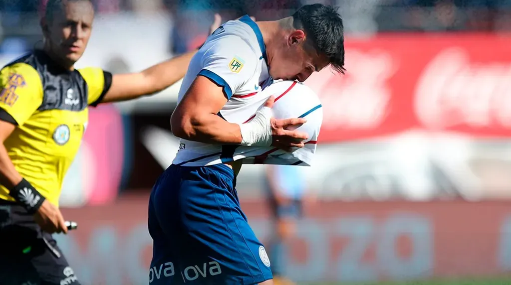 Adam Bareiro, la carga de gol de San Lorenzo. (Foto: Getty)