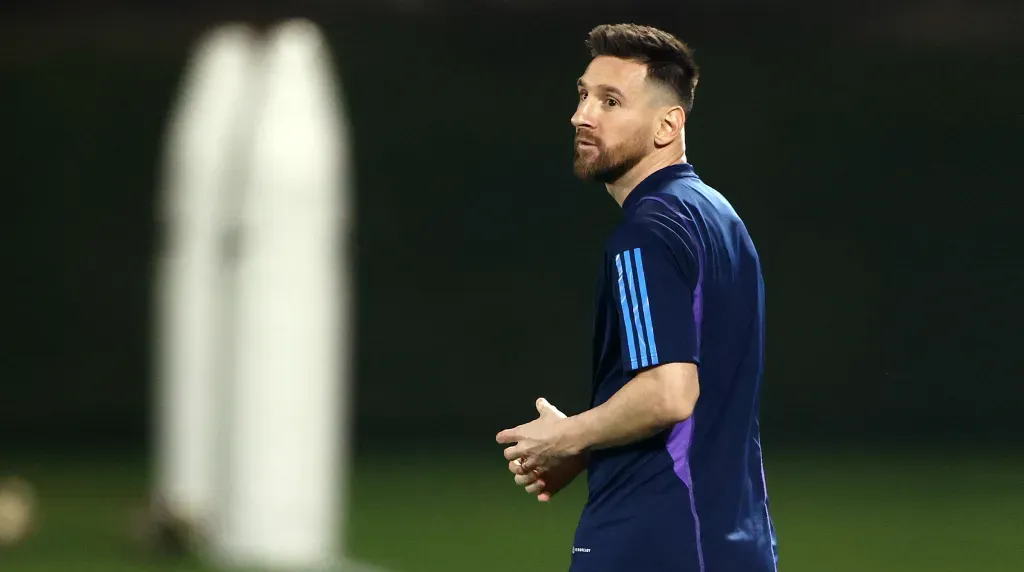 Lionel Messi, poniéndose a punto para lucir la camiseta de la Selección Argentina.