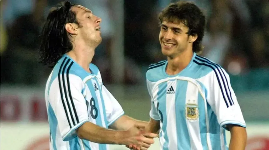 Messi y Aimar, juntos: aunque se llevan ocho años parecen más cercanos. Imagen Web.