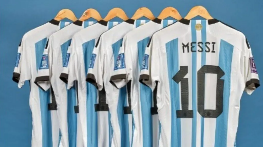 Las seis camisetas de Messi subastadas. (Foto: https://www.sothebys.com/)