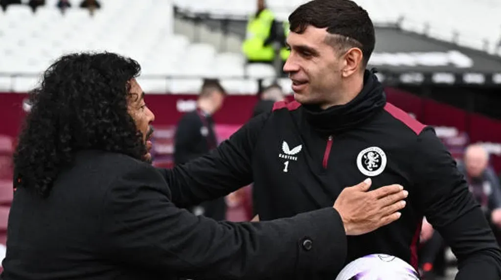 René Higuita junto al Dibu Martínez. (Foto: Getty).