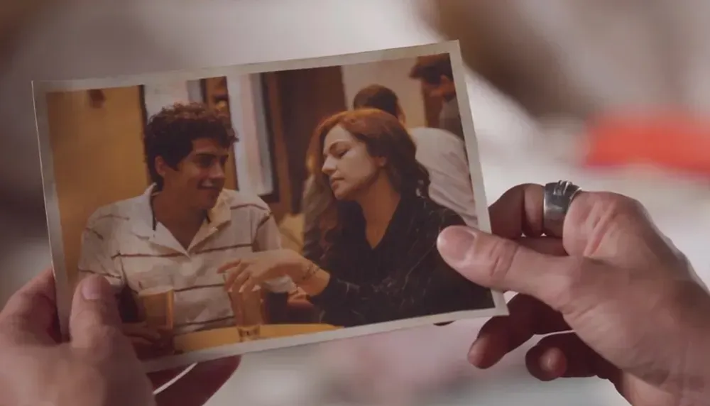 Natália mostra uma foto de Helena e Bruno. Foto: Reprodução/TV Globo