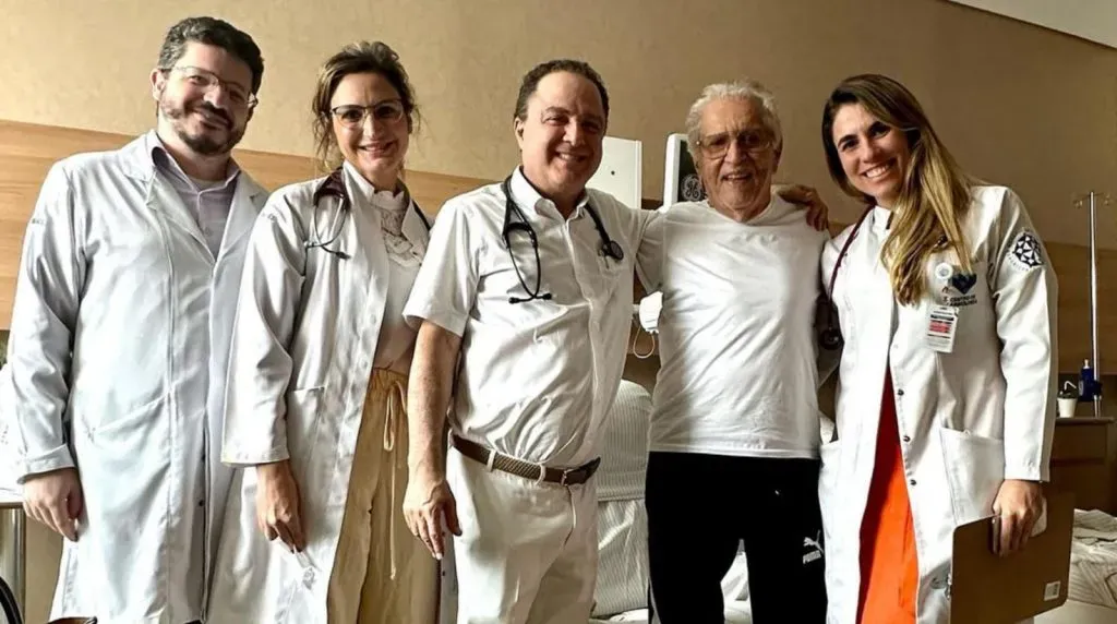 Carlos Alberto e equipe do Hospital Sírio-Libanês - Foto: Instagram Carlos Alberto