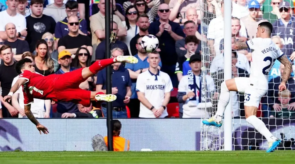 Opción de gol de Díaz en Liverpool vs Tottenham. (Foto: Imago)