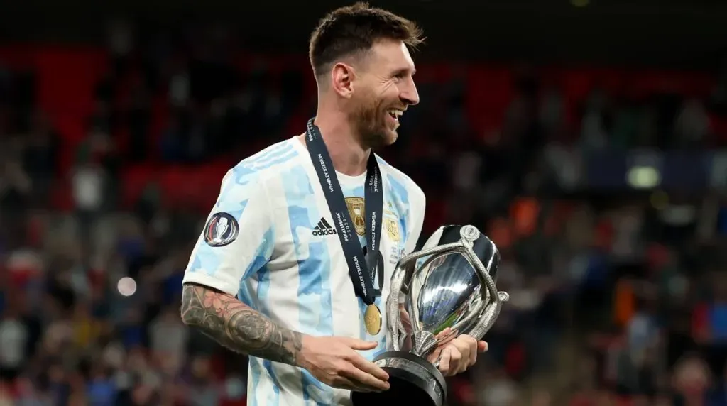 Messi con el trofeo de la Finalissima. (Foto: Imago)