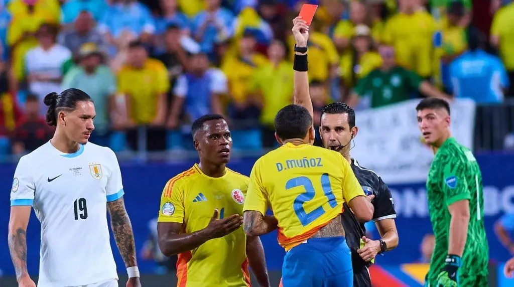 La expulsión de Daniel Muñoz en Colombia vs. Uruguay.