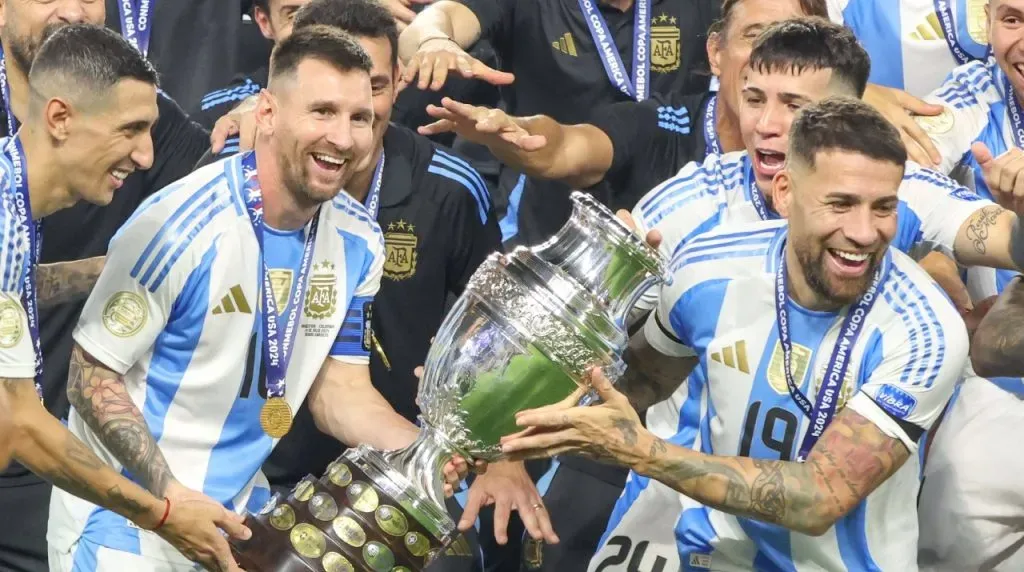 Di María, Messi y Otamendi con el trofeo de la Copa América. (Foto: Imago)