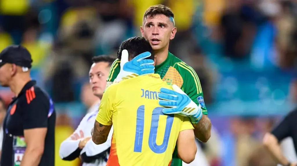 James Rodríguez y Emiliano Dibu Martínez. (Foto: Imago)