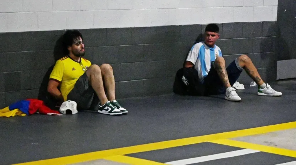 Hinchas esposados en la final de la Copa América. (Foto: Imago)