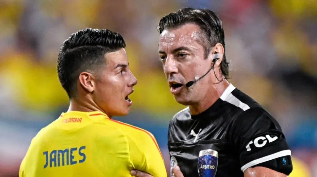 James Rodríguez y el árbitro Raphael Claus. (Foto: Imago)