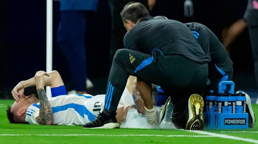 La lesión de Messi en la final de la Copa América 2024. (Foto: Imago)