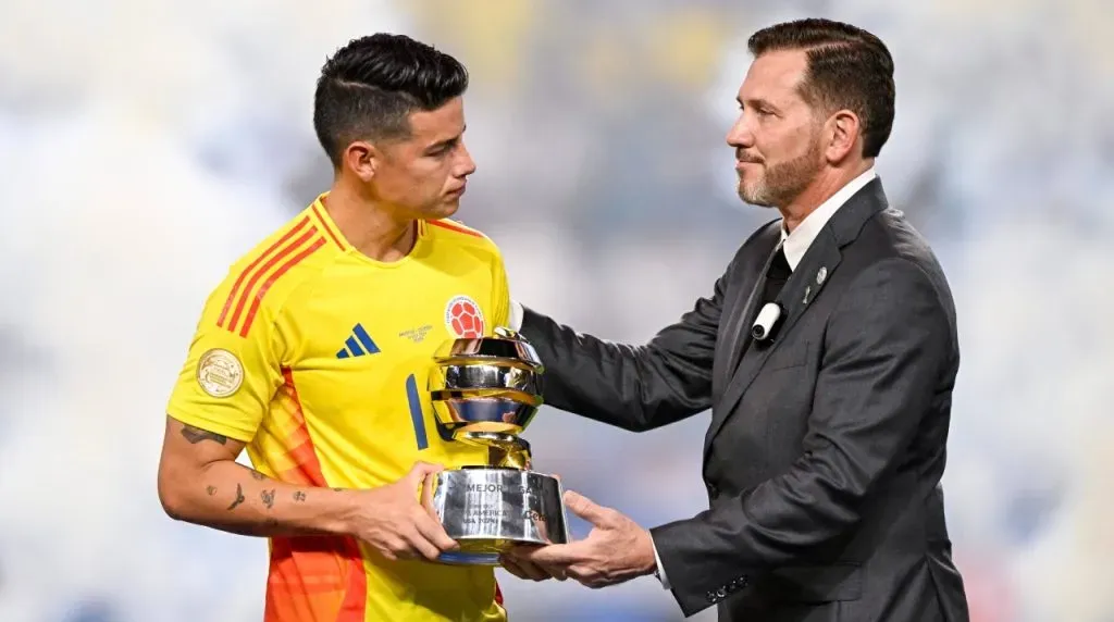 James Rodríguez y Alejandro Domínguez, presidente de la Conmebol. (Foto: Imago)