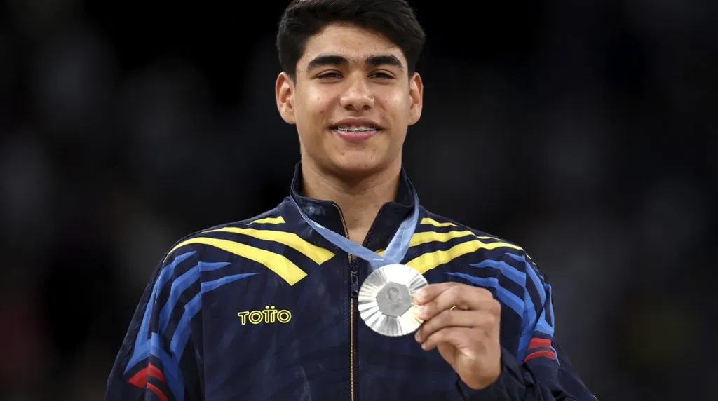 Ángel Barajas luce su medalla de plata en la Gimnasia Artística de los JJ.OO París 2024. / Getty Images.