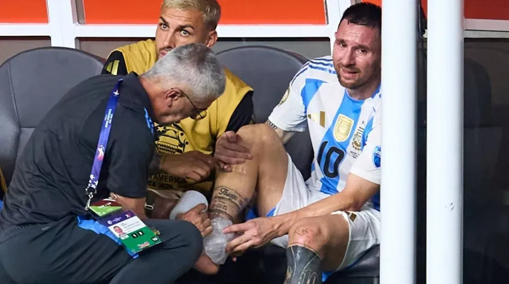 La lesión de Messi en la final de la Copa América 2024. (Foto: Imago)