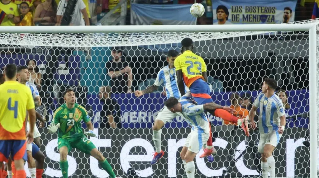 Jugada de pelota quieta en la final de la Copa América 2024.