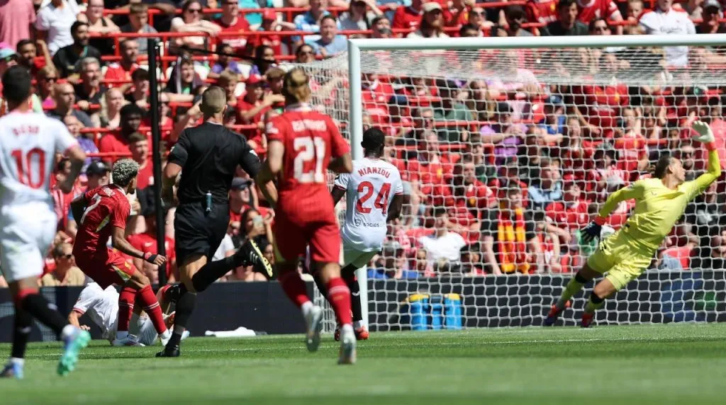 Uno de los goles de Díaz en Liverpool vs. Sevilla. (Foto: Imago)