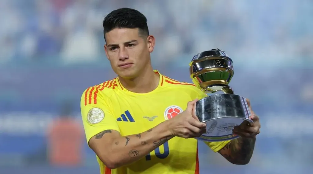 James y el trofeo como el mejor jugador de la Copa América 2024. (Foto: Imago)