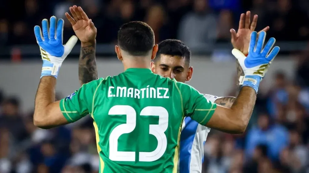 Dibu Martínez y Cristian Romero. (Foto: Imago)