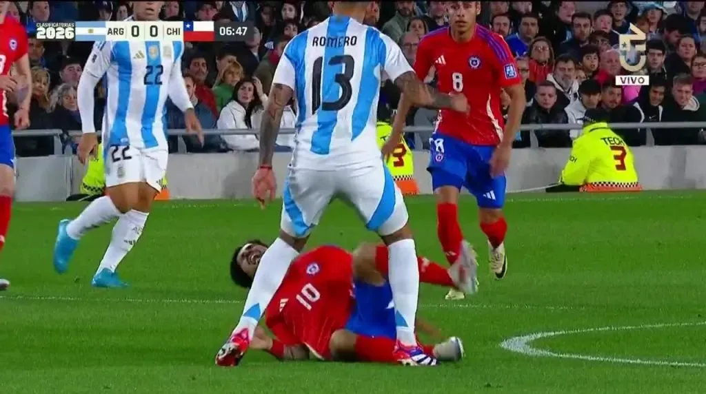 La patada de Romero a Dávila. (Foto: https://www.chilevision.cl/)