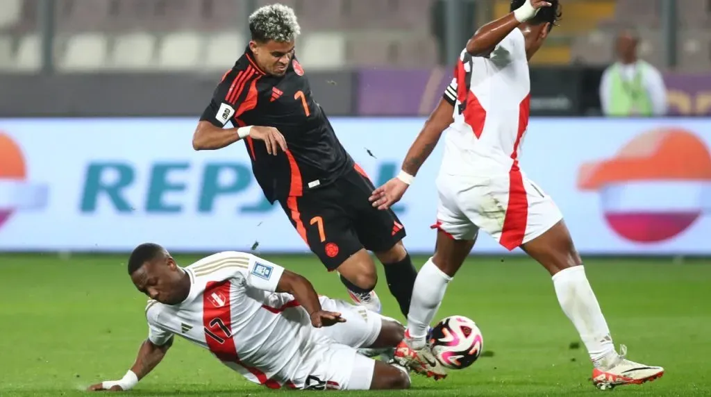 Advíncula y Luis Díaz en Perú vs. Colombia. (Foto: Getty Images)