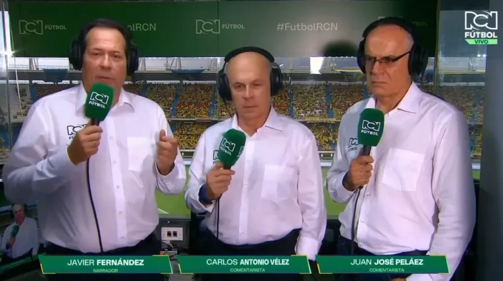 Javier Fernández, Carlos Antonio Vélez y Juan José Peláez. (Foto: X / @velezfutbol)