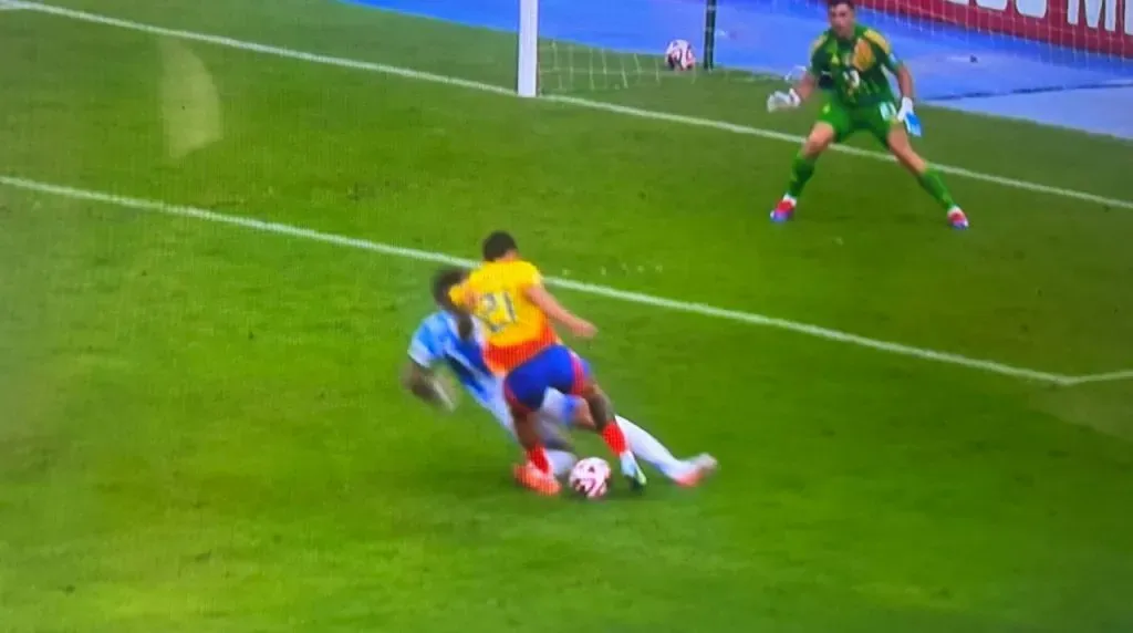 El penalti a Muñoz en Colombia vs Argentina. (Foto: Captura de pantalla)