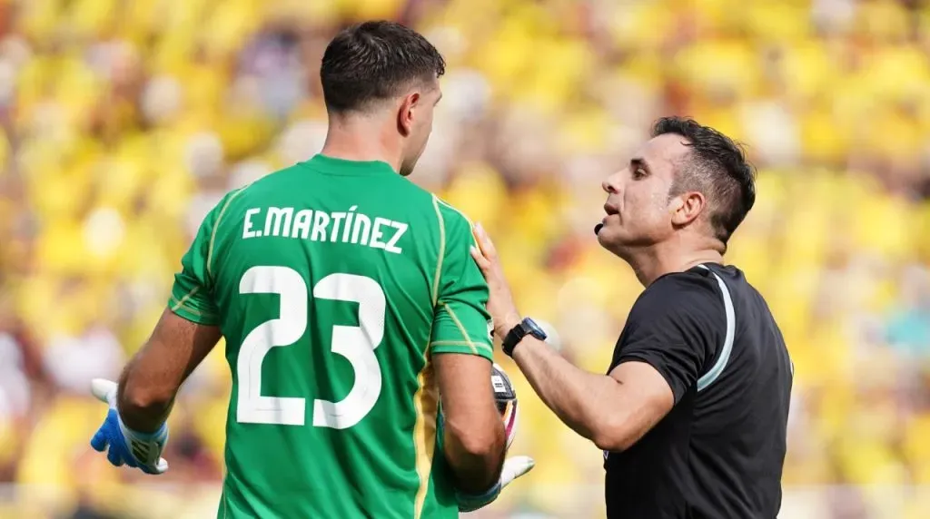 Dibu Martínez y el árbitro Piero Maza. (Foto: Getty Images)