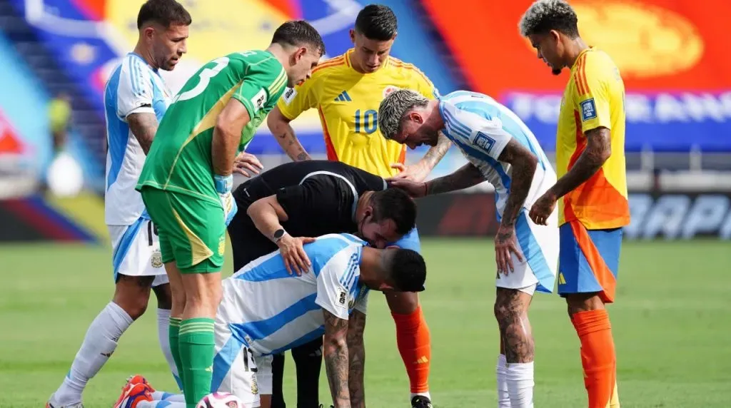 Acción de juego con Cuti Romero en Colombia vs Argentina. (Foto: Getty Images)