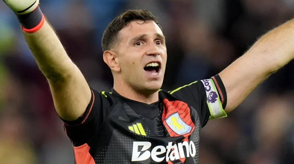 Dibu Martínez en Aston Villa vs. Everton. (Foto: Imago)