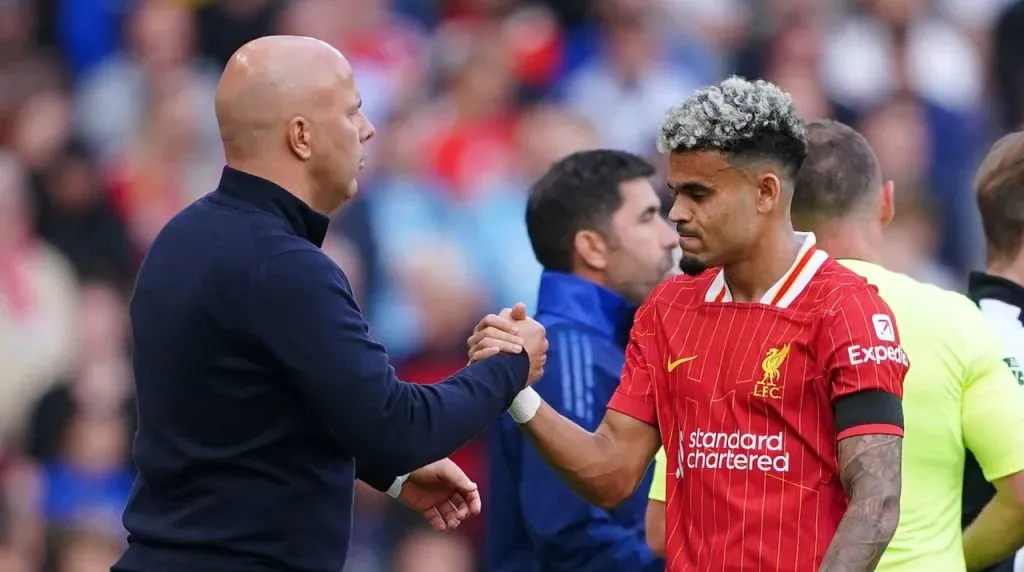 Arne Slot y Luis Díaz en Liverpool vs. Nottingham Forest