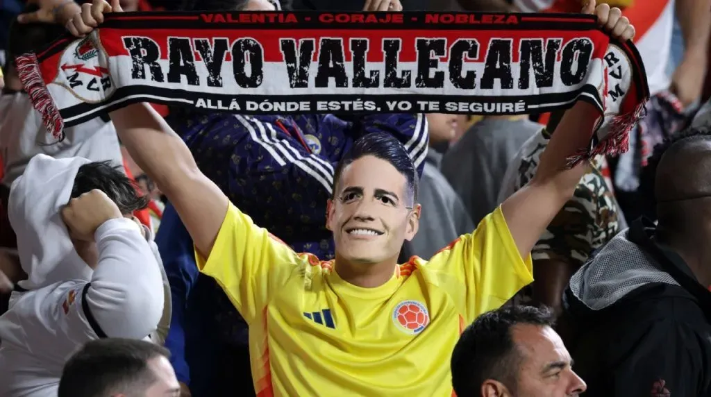 Un fan colombiano en el debut de James en Rayo Vallecano. (Foto: Imago)