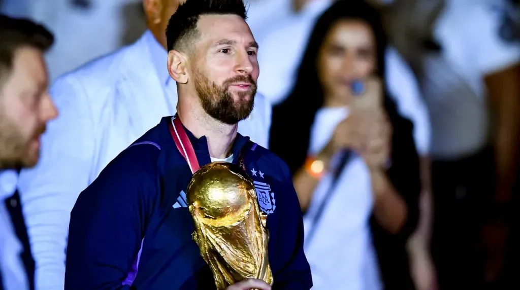 Messi with the World Cup (Getty Images)