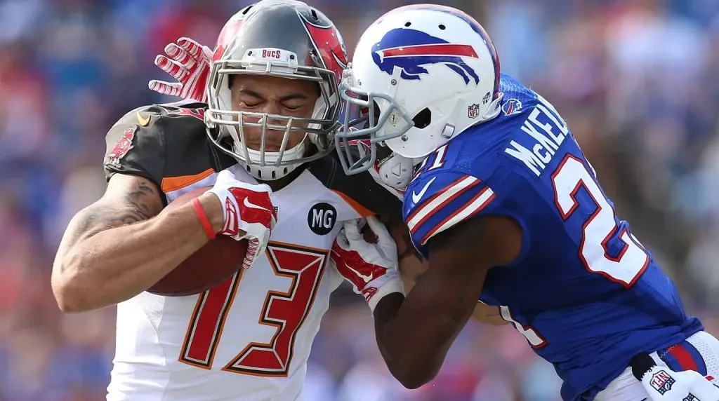 Mike Evans in 2014 during a Bucs vs Bills game trying to leave Leodis McKelvin behind