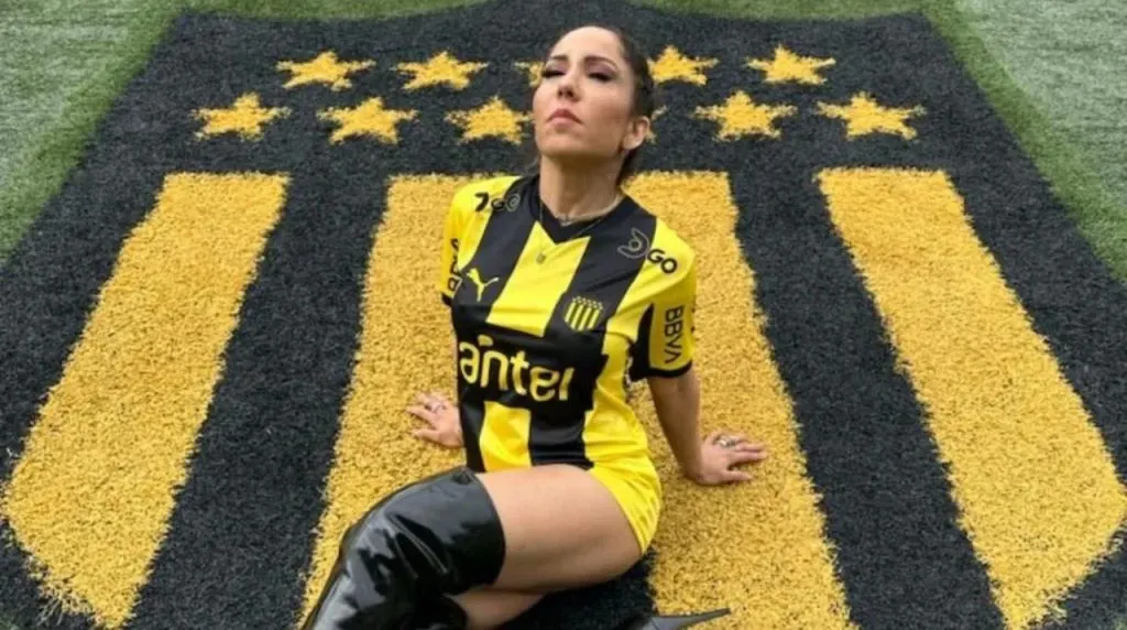 Renata Melão on the Peñarol crest (Instagram)