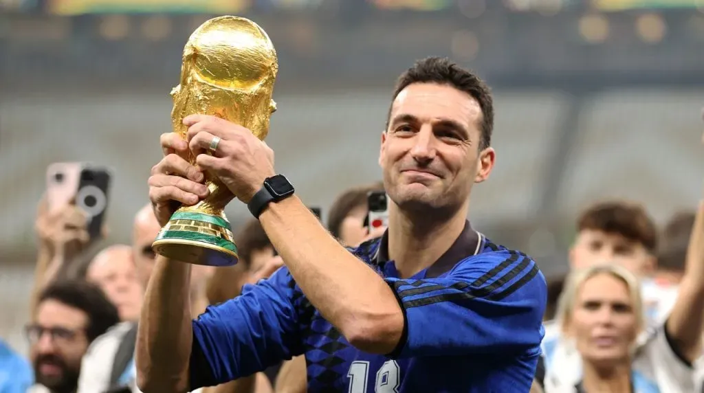 Scaloni with the World Cup (Getty Images)